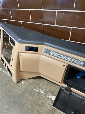 New *OEM*Freightliner M2 A18-71375-304 WS Phan Dash LHD *Damaged*