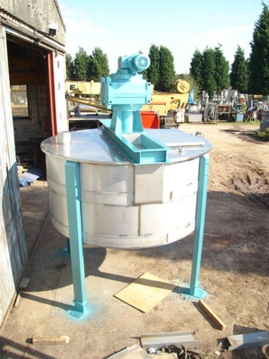 4,500L Stainless Steel Enclosed Tank