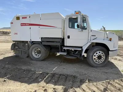 USED 2005 FREIGHTLINER FL70