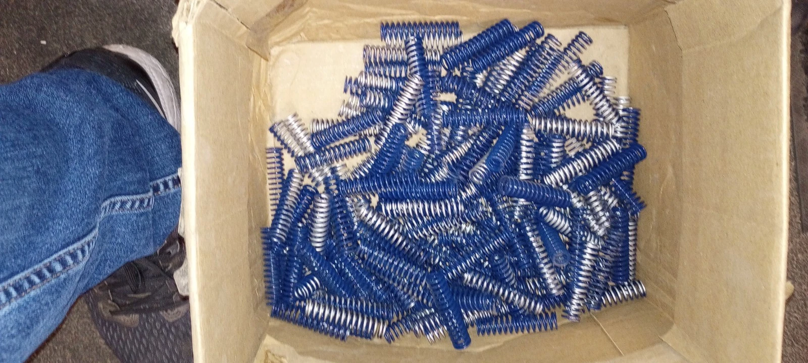 Lot  of  200 new  est.- Die  2 1/2 " compression Springs
