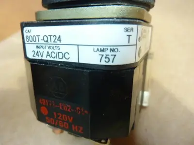USED ALLEN BRADLEY 800T-QT24 RED
