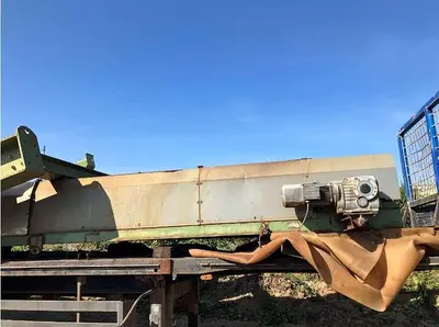 - Mobile screening plant (screen, conveyor belt, vibrating chute) with trailer