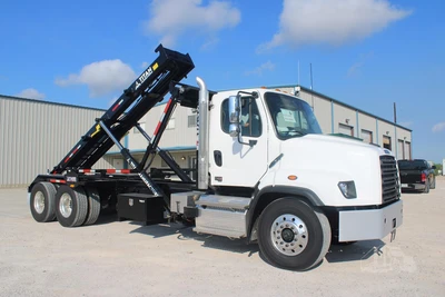 New | in-Stock 2027 FREIGHTLINER 114SD PLUS Rolloff Trucks Texas US | Roll Off Truck World #1507657