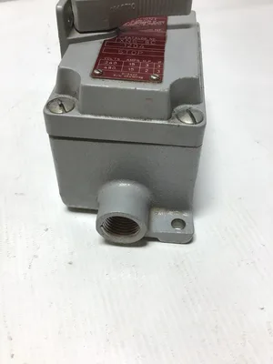 Killark Snap Switch XNS-8C 1204 240V