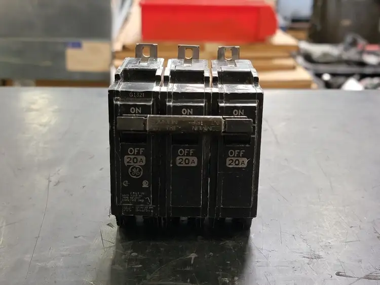 Used GENERAL ELECTRIC THQB320 Switchgears British Columbia CA | Lenmark #241713
