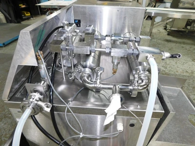 USED BEE INTERNATIONAL DEE BEE 2000