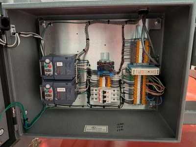 Universal Top and Bottom Label Applicator with Top-and-Bottom Transport Conveyor