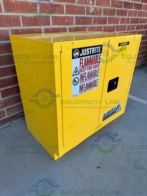 USED JUSTRITE 892320 FLAMMABLE LIQUID STORAGE CABINET 22 GALLON W/ SHELF, KEY