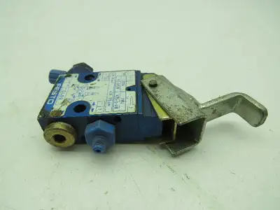 Festo VS-3-1/8 Pneumatic Limit Switch Valve VOS-3-1/8 Type 2334 / 2952