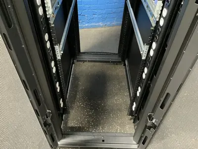 Used APC _UNKNOWN_ Cabinets Ohio US | HGR 24 #1787266