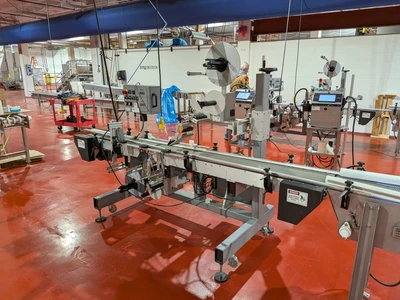 Universal Top and Bottom Label Applicator with Top-and-Bottom Transport Conveyor