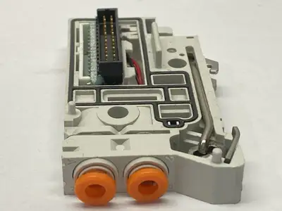 VVQC1000-1A-1 | SMC  Manifold Station Block w/ 5/32" Fitting - Used