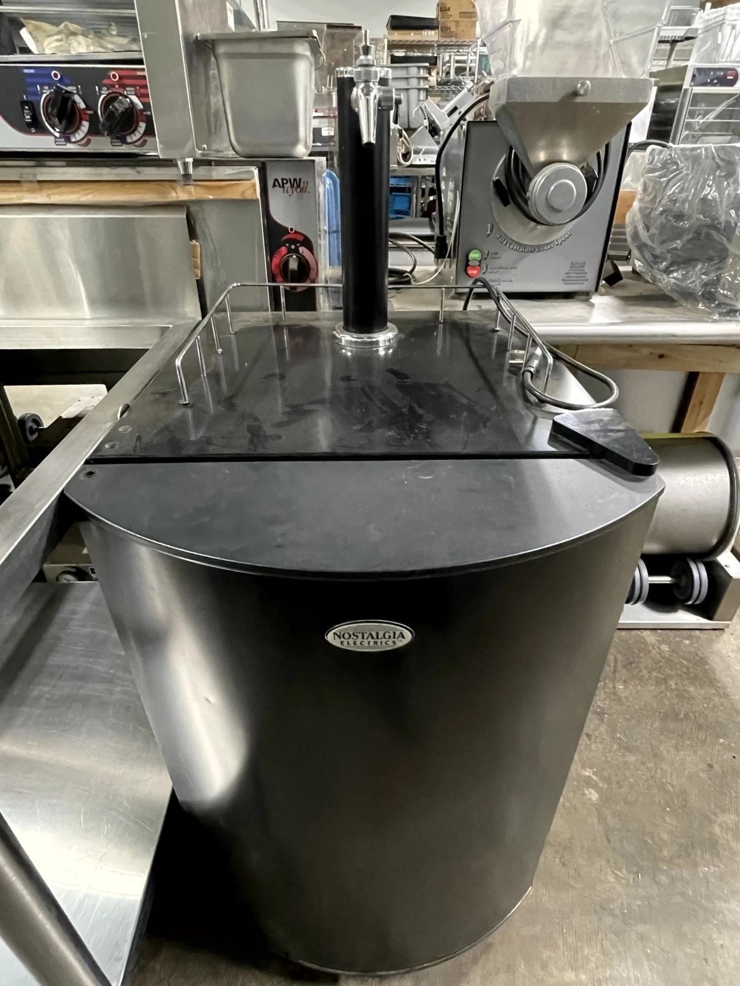 72-0413 Nostalgia KRS-2100 Self Contained Keg Cooler