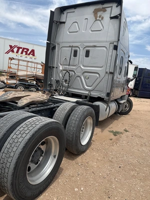 USED 2016 FREIGHTLINER CASCADIA