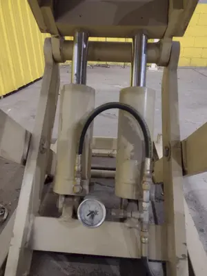 4,000 LBS X 72" X 36" GLOBE INTERNATIONAL HYDRAULIC SCISSOR LIFT TABLE, 110 VOLT: STOCK #20941