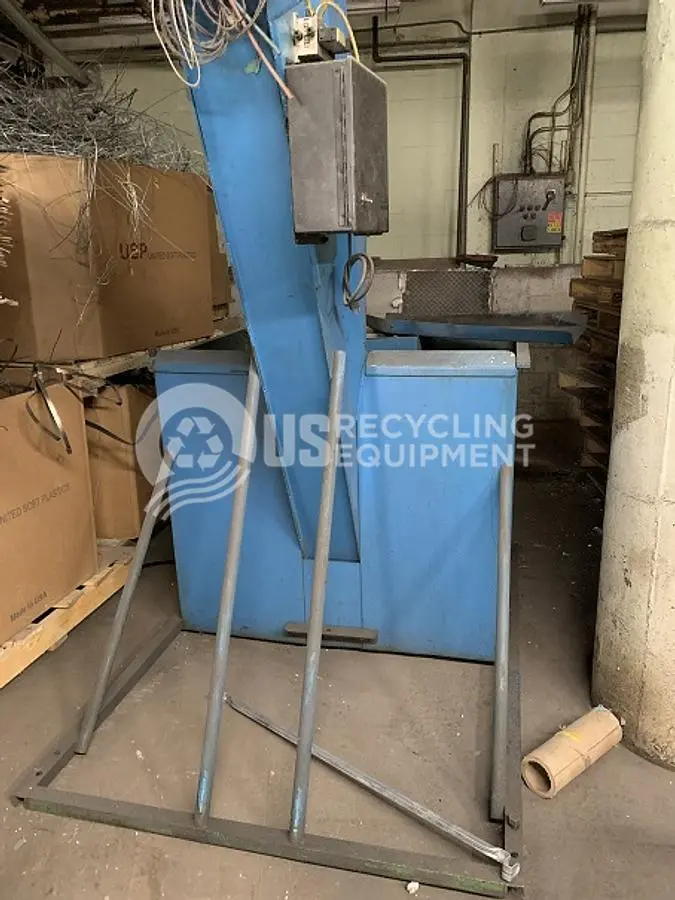 Unknown Manufacturer: Used Metal Belt Infeed Conveyor with Hopper Feed