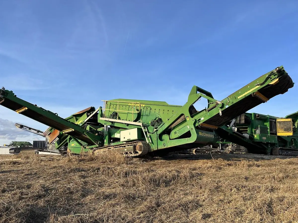 Used MCCLOSKEY R230 DUAL POWER Rectangular Screeners Indiana US | Franklin Rock & Recycle LLC #1520137