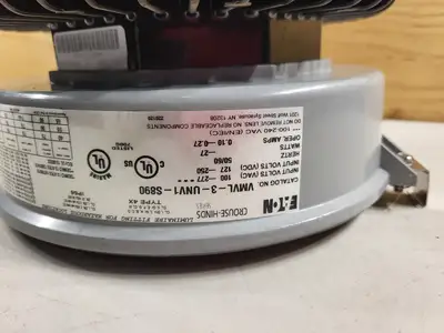 NEW CROUSE-HINDS VMVL-3-UNV1-S890