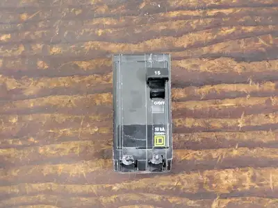 NEW SQUARE D QOB215