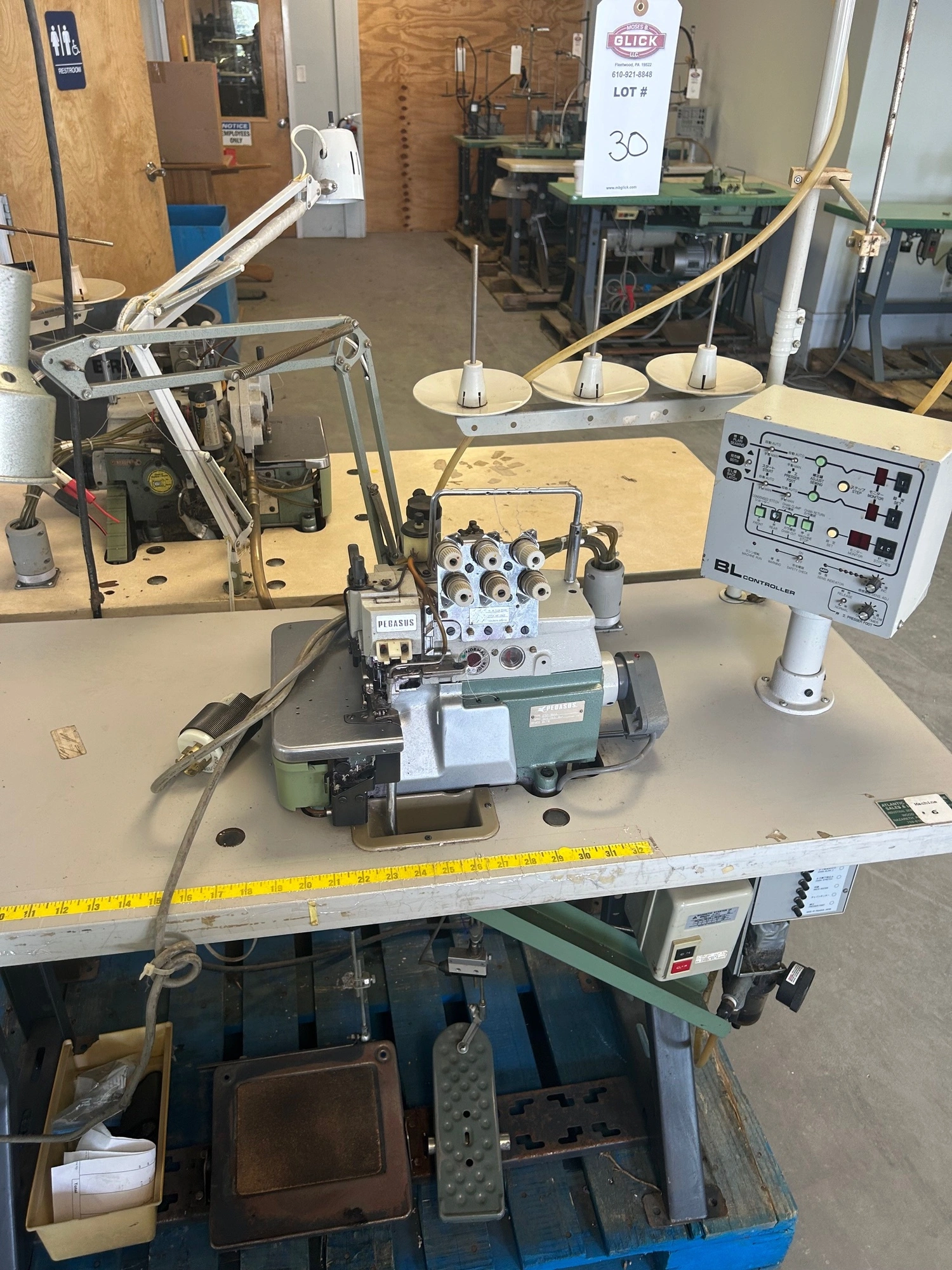 Pegasus E52-186A Industrial Overlock Serger Sewing Machine & BL Controller