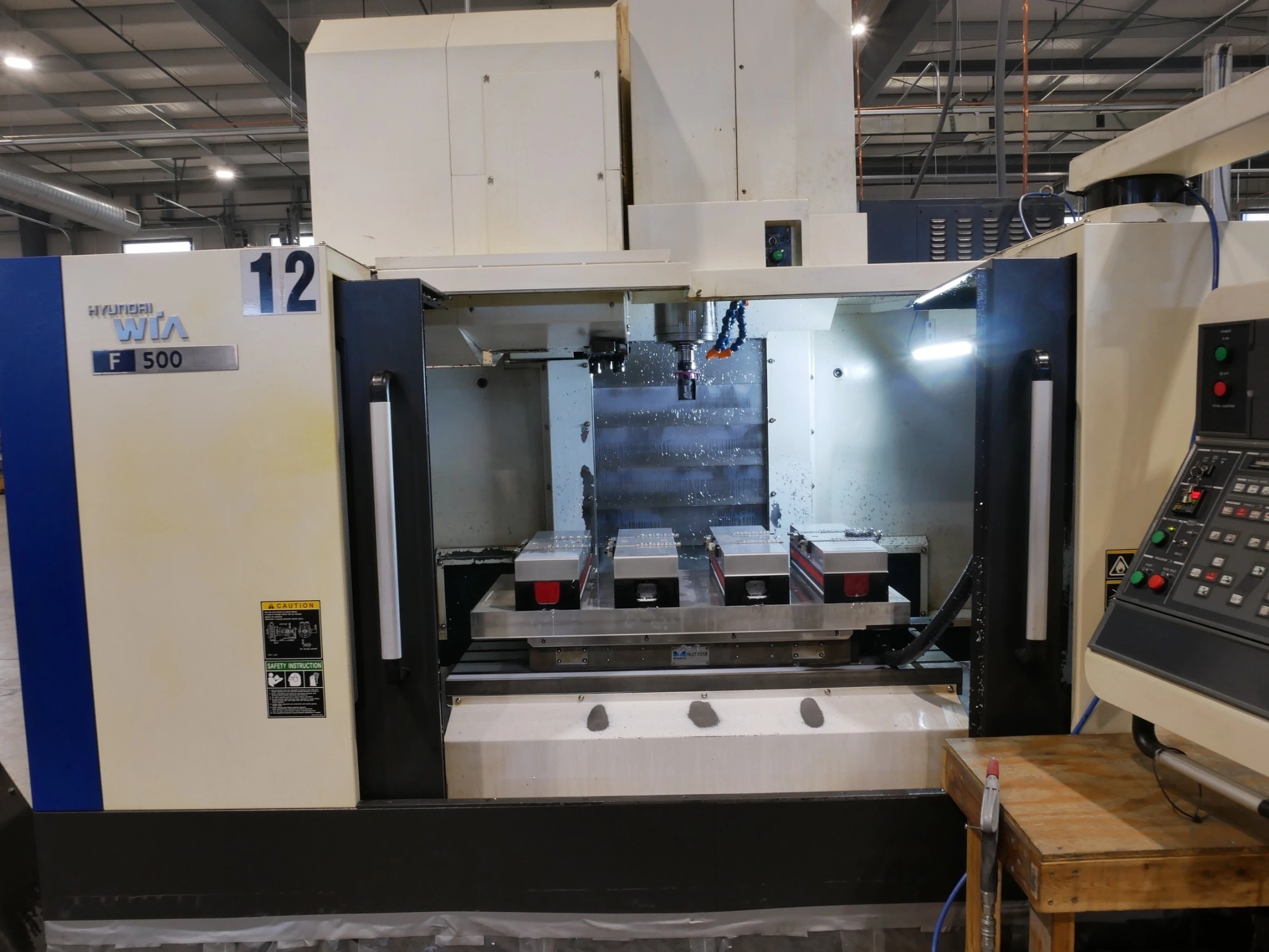 HYUNDAI WIA F500 CNC VERTICAL MACHINING CENTER WITH AUTO PALLET CHANGER