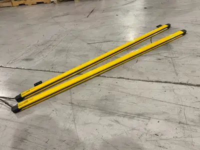 USED KEYENCE SAFETY LIGHT CURTAIN SET, FINGER-PROTECTION TYPE, 127 OPT. AXES