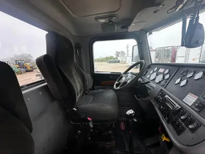 USED 2011 PETERBILT 384