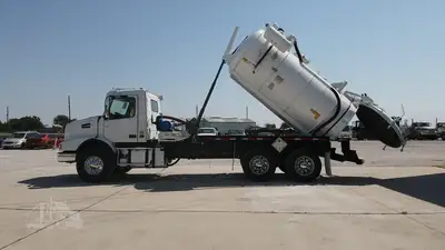 Used 2019 VOLVO VHD64B200 Vacuum Truck Texas US | Roll Off Truck World #1492017