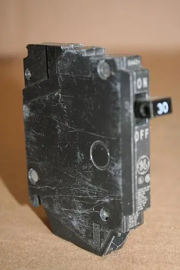 Used GENERAL ELECTRIC / GE THQP130 Circuit Breakers Michigan US | Ideal Machinery #710010