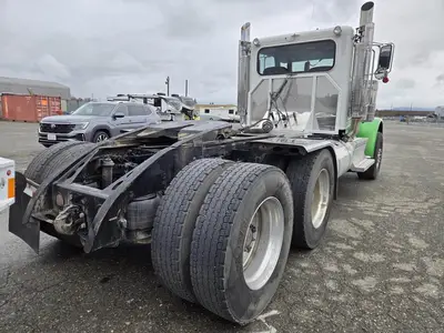 USED 2023 PETERBILT 389