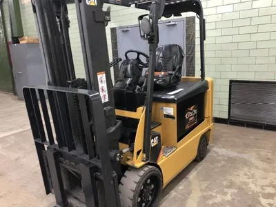 USED 2009 CATERPILLAR E6000