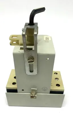 USED SIEMENS CIRCUIT BREAKER W/ MOUNTING BRACKET FLIP SWITCH