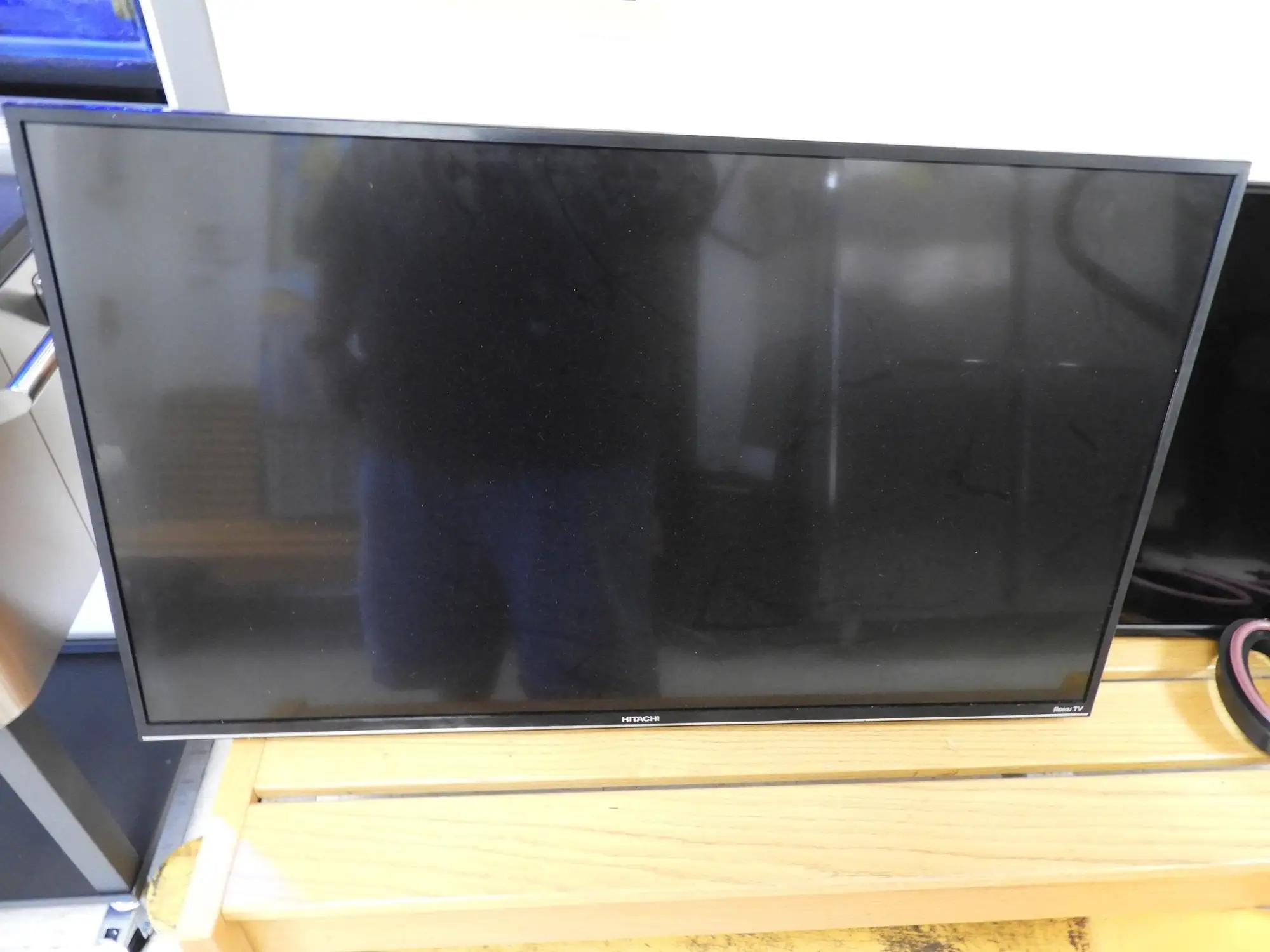 Used Hitachi Used 42" Hitachi Roku TV with Wall Mount Video/CATV/Television Illinois US | Falcon Restaurant Supply #1375860