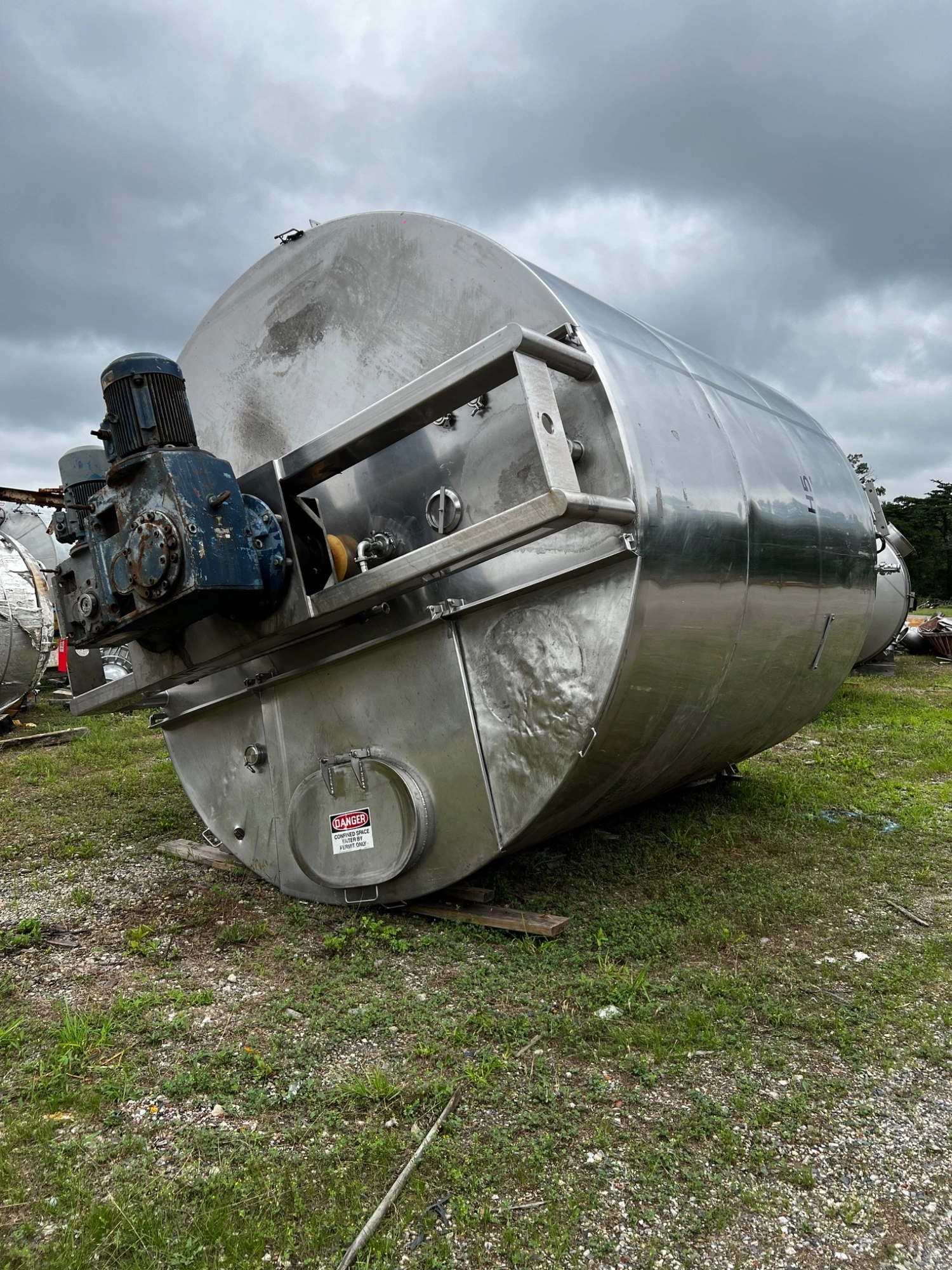 7,500 Gallon Stainless Steel Mix Tank