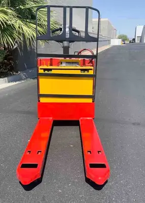 USED 2023 RAYMOND 8210