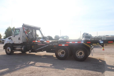 New | in-Stock 2027 FREIGHTLINER 114SD PLUS Rolloff Trucks Texas US | Roll Off Truck World #1507657