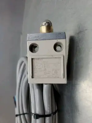 USED Omron D4C-1602 Limit Switch, 2A, 250VAC