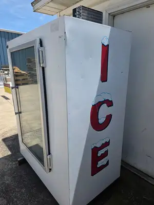 Used Leer Used Leer 401UA33MG Model 40 Glass Door Indoor Ice Merchandiser Freezer - 115V Display Freezers Illinois US | Falcon Restaurant Supply #1373678