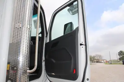 New | in-Stock 2027 PETERBILT 548 Rolloff Trucks Texas US | Roll Off Truck World #1492003