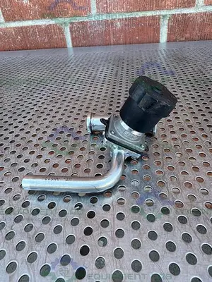 USED ITT PURE FLO 3- WAY 316L DIAPHRAGM VALVE W/ 3/4"SANITARY TO ELBOW FITTING