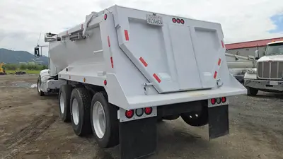 USED 2013 PETERBILT 386