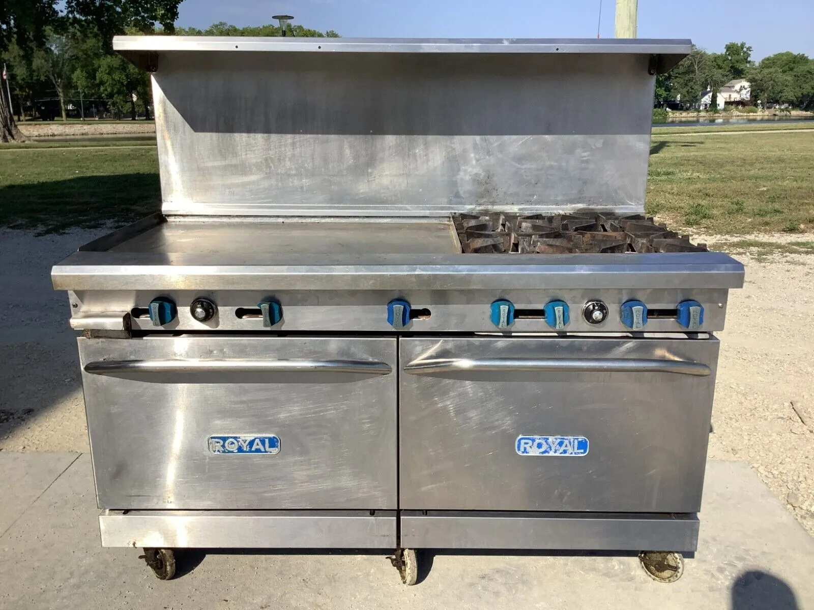 152-0556 Royal RR4G36 Natural Gas 4-Burner 36” Griddle Range/Stove with Oven