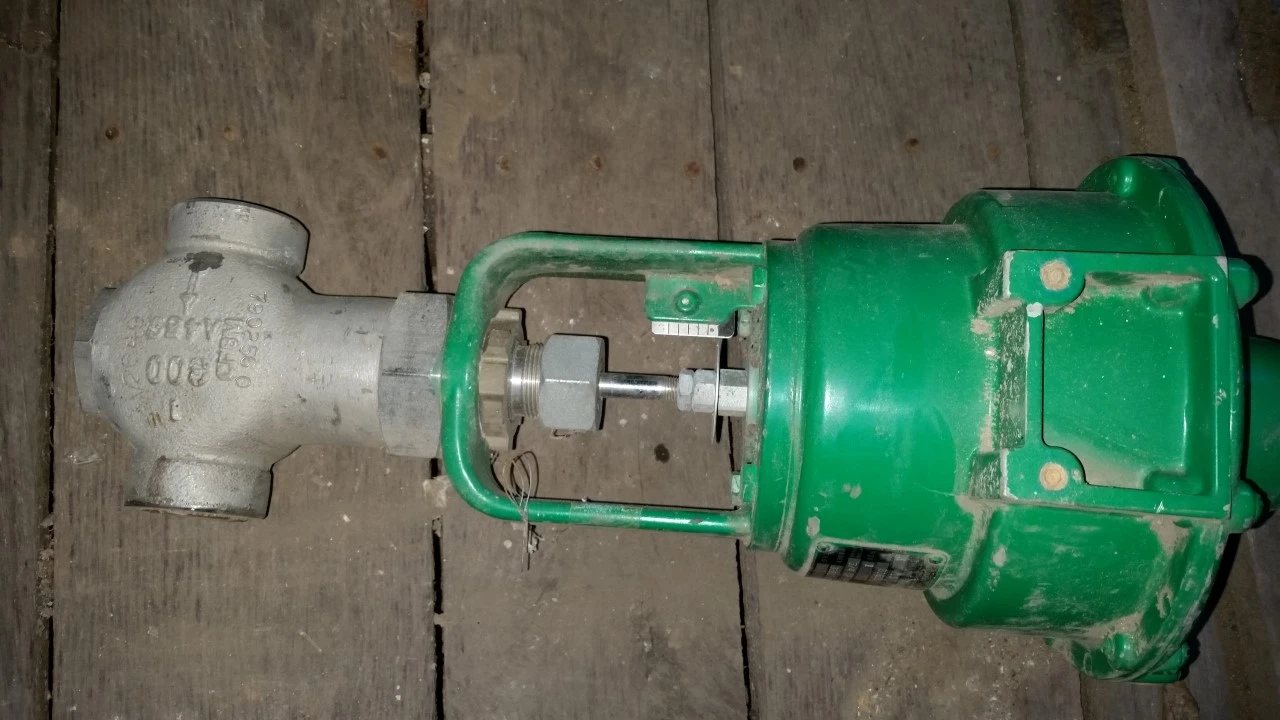 Fisher 1" 300 Class, 316 Stainless Threaded Control Valve