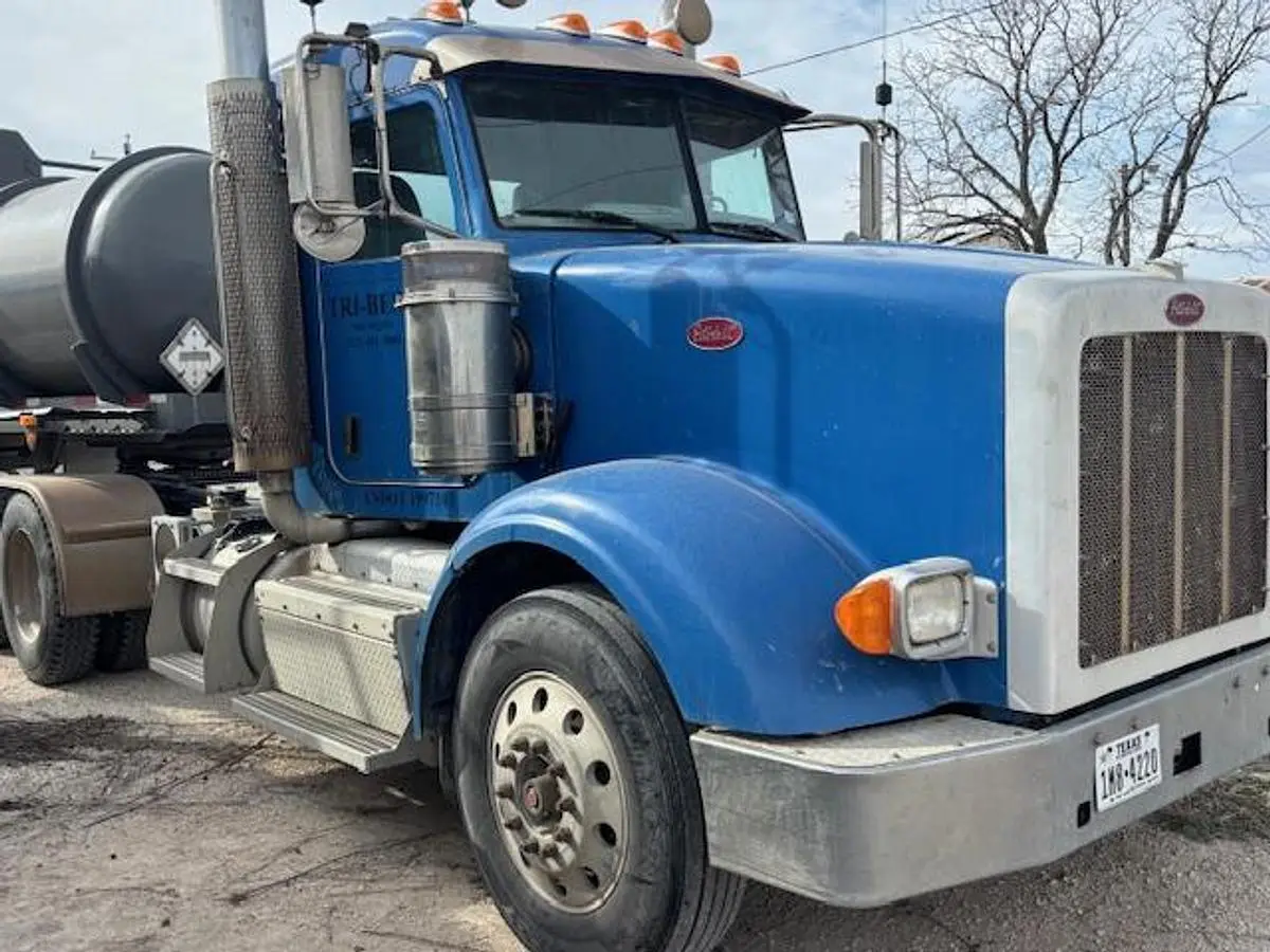 USED 2013 PETERBILT TRANSPORT TRUCK PETERBILT