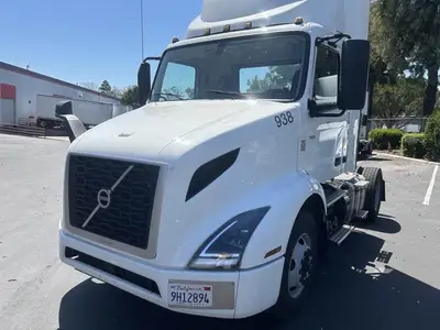 USED 2022 VOLVO VNR42T300