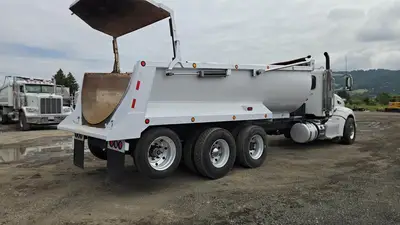 USED 2013 PETERBILT 386