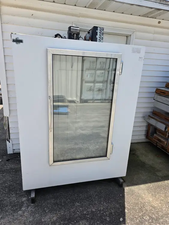 Used Leer Used Leer 401UA33MG Model 40 Glass Door Indoor Ice Merchandiser Freezer - 115V Display Freezers Illinois US | Falcon Restaurant Supply #1373678