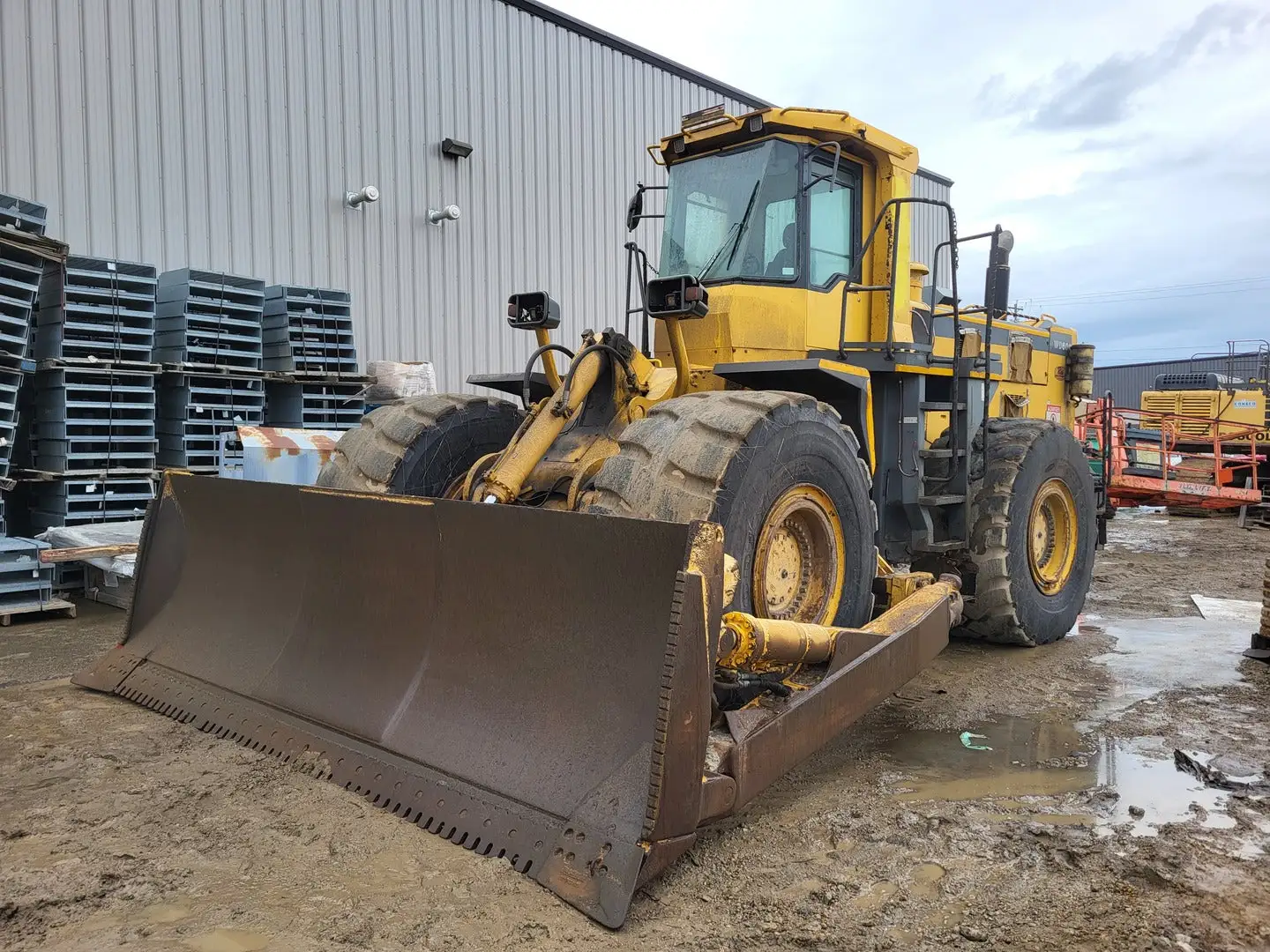 USED 2001 KOMATSU WD600-3