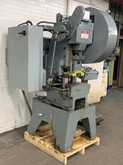 5913-220 Minster Model B1-16, 16 Ton Punch Press, Stamping Press, Air Clutch-Brake / Roll Feed