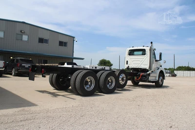 New | in-Stock 2026 INTERNATIONAL HX Cab Chassis trucks Texas US | Roll Off Truck World #1491798